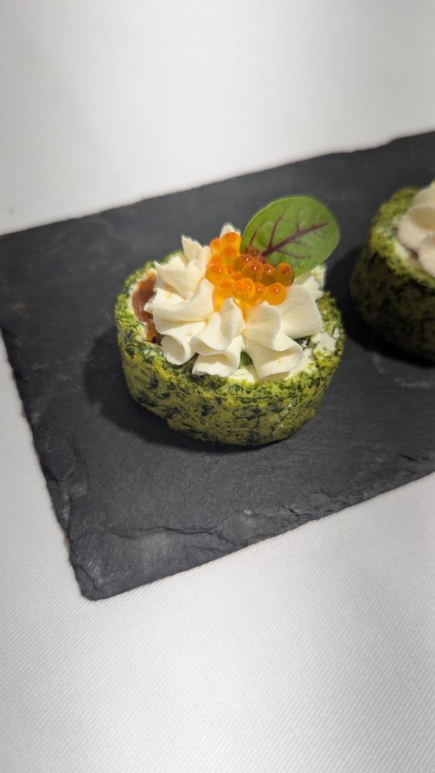 Шпинатный рулет с лососем Шпинатный рулет с лососем