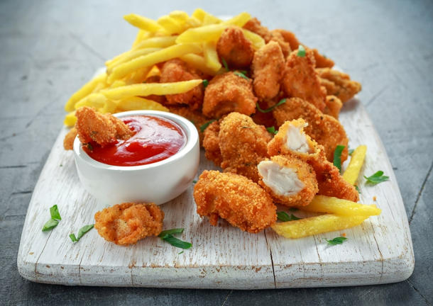 Наггетсы куриные с картофелем фри и соусом