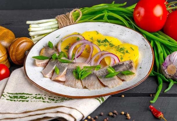 Сельдь слабой соли с отварной картошечкой и зелёным лучком