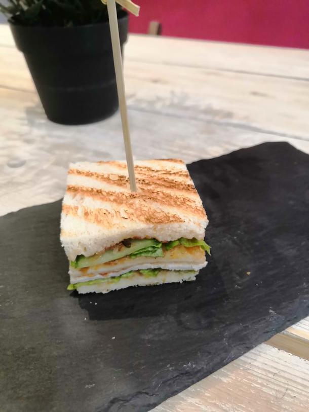 Мини-сендвич с ветчиной и сыром, хрустящим листом салата и свежим огурчиком