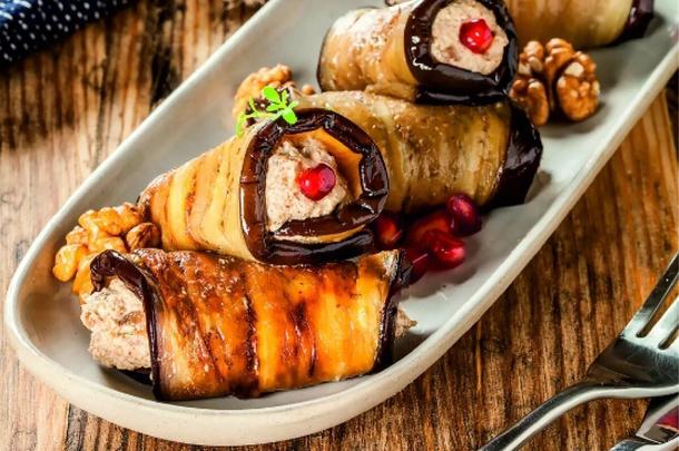 Рулетики из печеных баклажан с грецким орехом