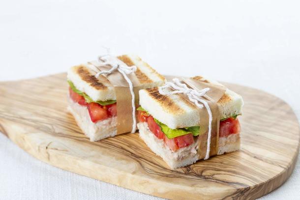 Мини-сендвич с бужениной, хрустящим листом салата и бочковым огурчиком