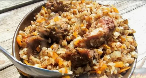 Гречневая каша с тушенкой Гречневая каша с тушенкой