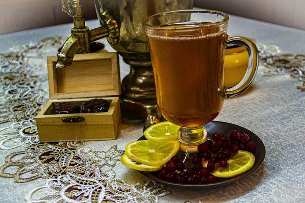 Сталинградский Сбитень горячий с медом и травами, подается в самоваре