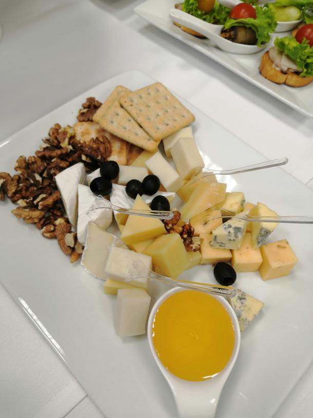 Сырная тарелка с орешками и виноградом (Бри, Дор блю, Маасдам, Тильзитер, виноград, орех грецкий, мед)