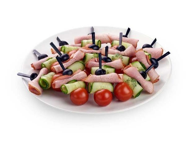 Буженина с огурчиком и помидором черри.