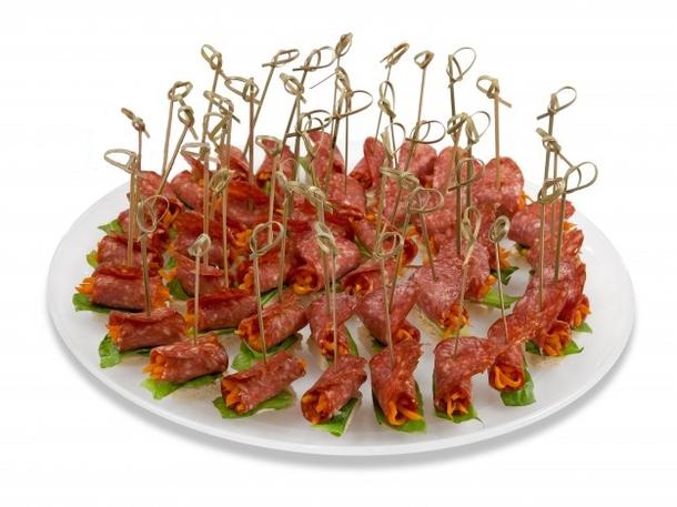 Канапе с рулетиком из сырокопченой колбаски сет