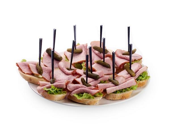 Мини бутерброд с бужениной, и корнишоном. Мини бутерброд с бужениной, и корнишоном.