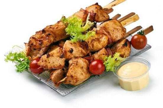 Куриный мини-шашлычок с болгарским перцем на бамбуковой шпажке Куриный мини-шашлычок с болгарским перцем на бамбуковой шпажке