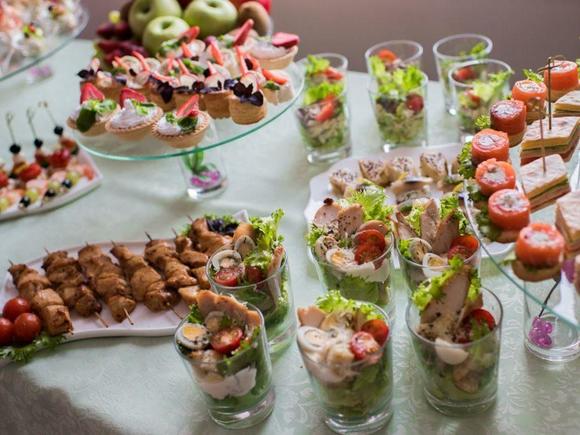 Заказать Фуршетный сет с горячими закусками и десертами на 11-13 персон в Волгограде