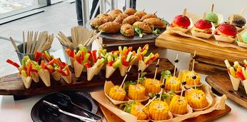 Легкий фуршет с бургерами на 11-12 персон