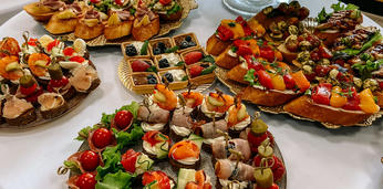 Аппетитные боксы с закусками на 8-10 персон